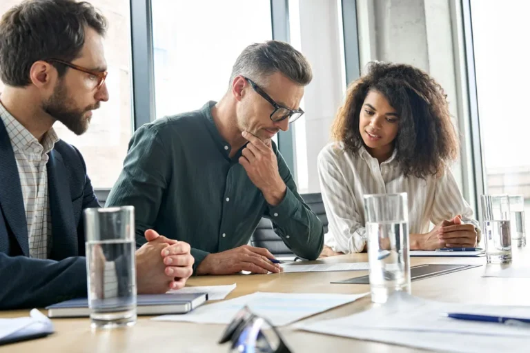 Business incorporation consultation - advisors helping clients choose between federal and Ontario corporation structures