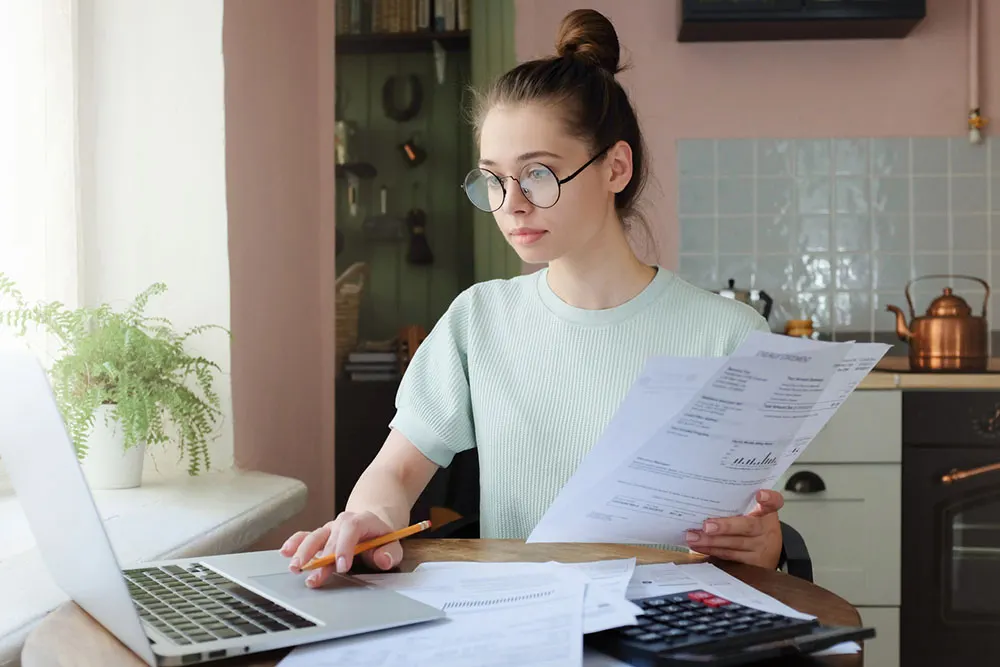 entrepreneur researching side hustles