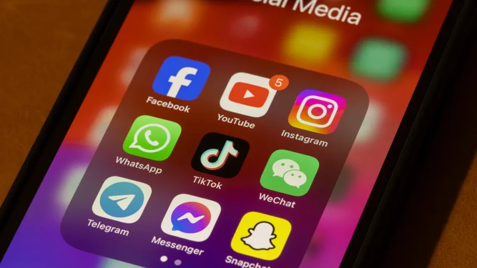 Infographic illustrating strategies for using social media to enhance business growth and engagement.